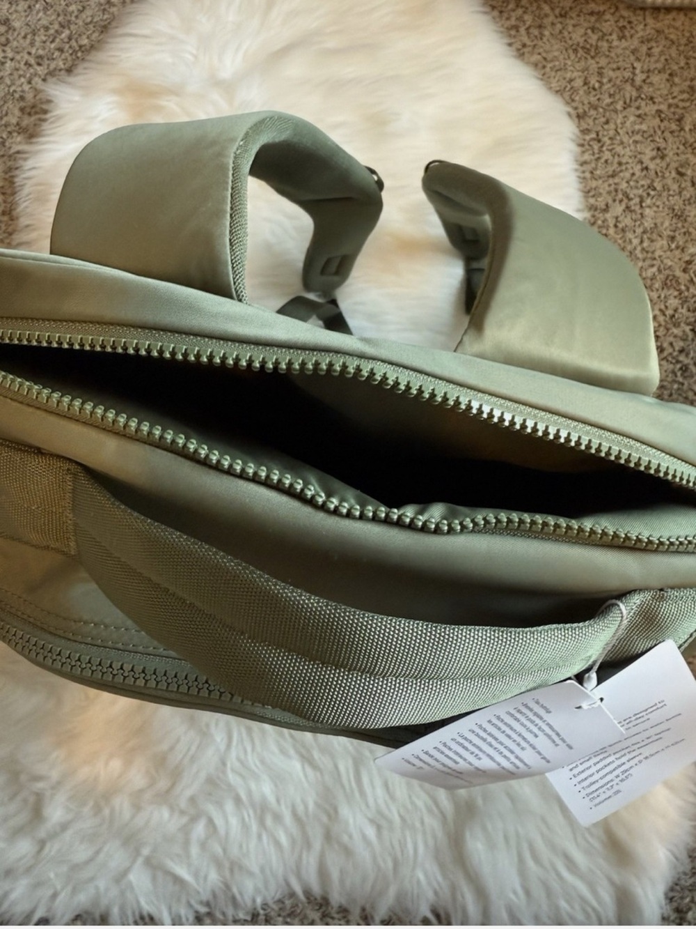 Lululemon New Crew Backpack 22L in Colour Bay Leaf (Olive Green) new with tags - Picture 10 of 16